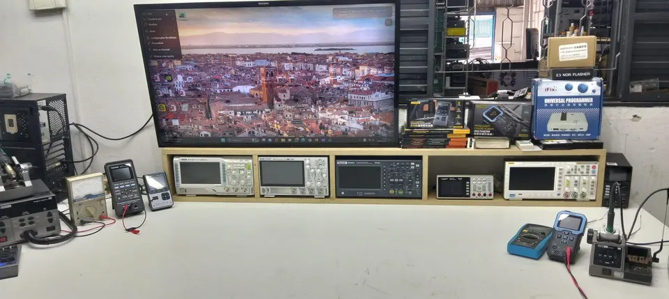 Laboratório com osciloscópios e equipamentos