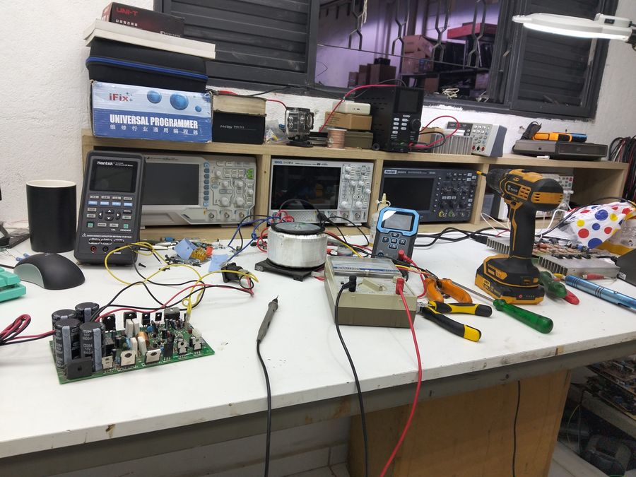 Bancada de assistência técnica com placa em reparo