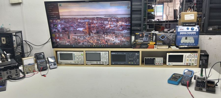 Laboratório com osciloscópios e equipamentos