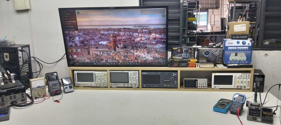 Bancada de trabalho com instrumentos de medição
